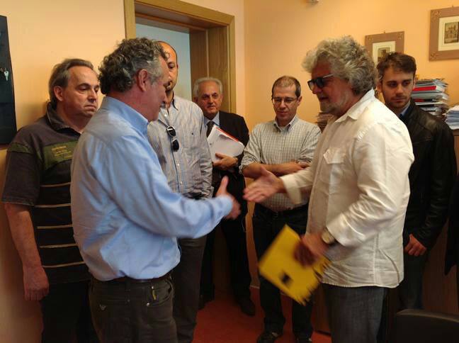 grillo-consegna-assegno-al-sindaco-di-mirandola