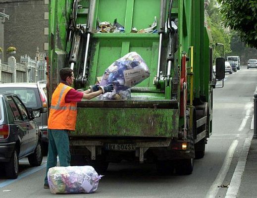 operatore ecologico camion rifiuti