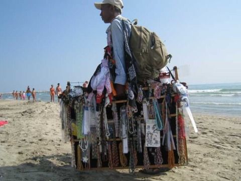 venditore abusivo spiaggia