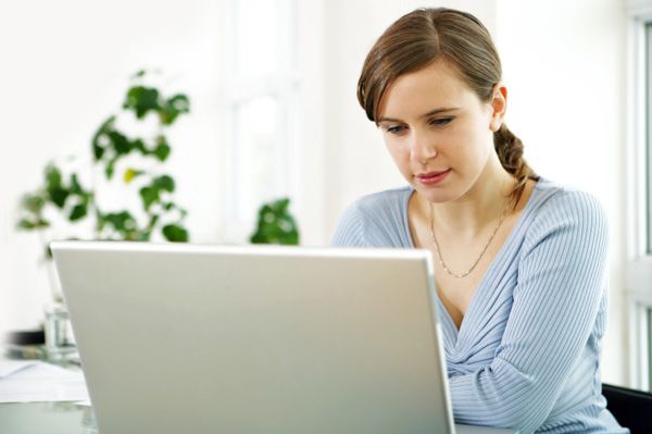 donna che usa computer