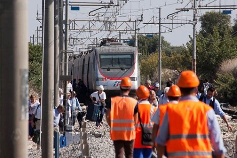 lavoro operai ferrovie trenitalia