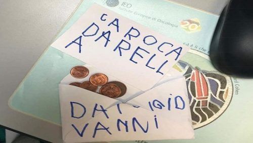 bambino dona risparmi alla ricerca