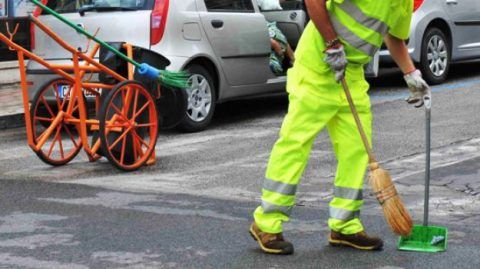 operai addetti pulizia strade